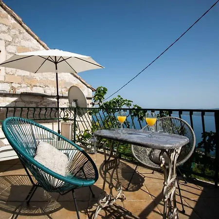 Holiday home Sarmantna Kamena Kuca Omis